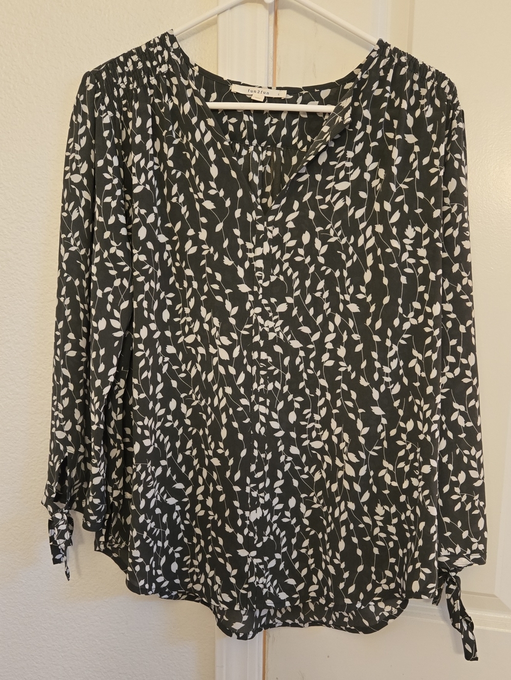 fun 2 fun Black and White Leaf-Print Blouse